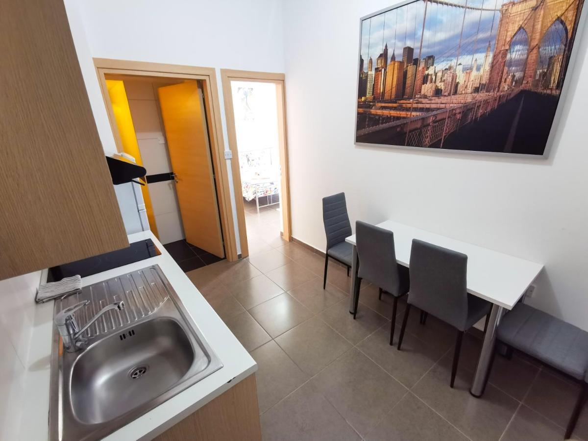 Beachy Keen City Apartment Ларнака Екстериор снимка